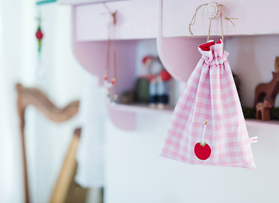 Kerzensäckchen, Kerzenbeutel, Adventsgärtlein, Waldorfkindergarten, Waldorf, Adventsgärtchen, Stickdatei Apfellicht, acufactum, Madeleine & Michèle Brunnmeier, Lifestylefotografie, Fotograf Bietigheim, Ludwigsburg, Stuttgart