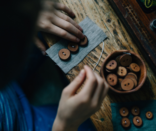 handgemachte Knöpfe aus Apfelholz, Knopf, Holzknopf, dokumentarische Fotografie, Kinderfotografie,