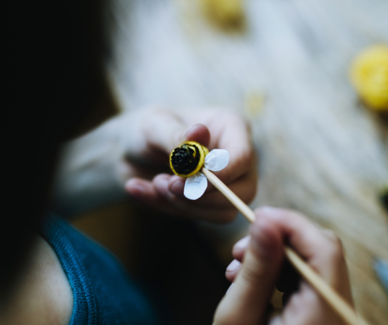 Biene, Bienen aus Erlenzapfen, Hummel, Hummelchen. Hummelbärchen, Bienen-Mobilé, Anleitung, DIY, Waldorfkindergarten, Waldorf, basteln mit Naturmaterial