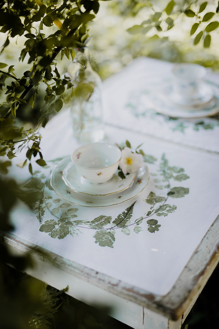 Tischdecke mit Blätterkranz bedruckt - ein Sommerfest mit Wildblumen und Blättern dekorieren