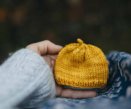 natürlich färben mit Zwiebelschalen, Sternenkindfotografie, Sternenkind-Fotografie, Sternenkind-Bekleidung, Mützchen für Sternenkinder